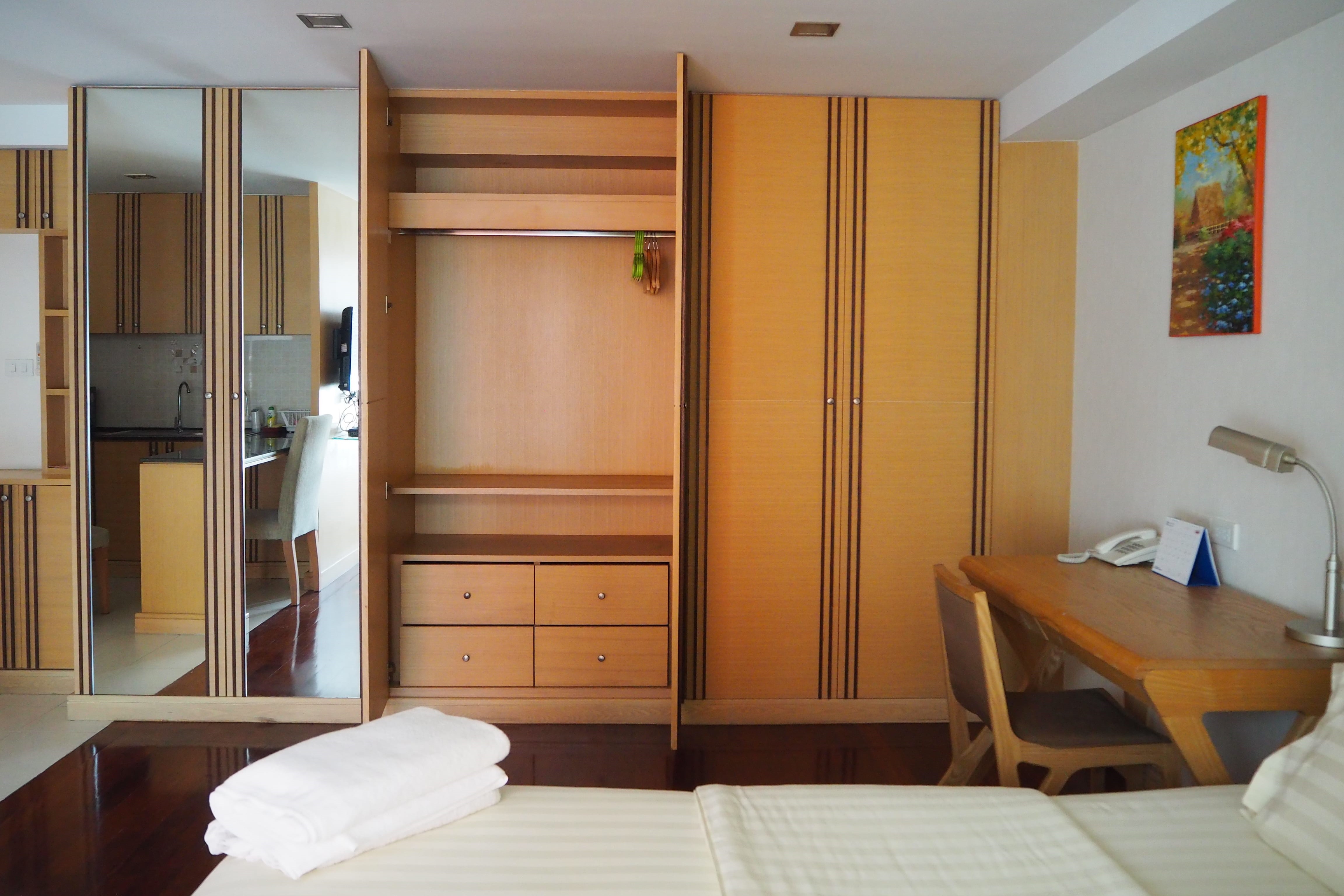 Serenita Residence Studio Wardrobe